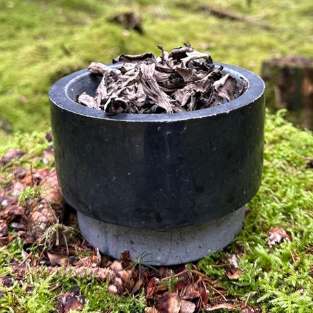 Kuivattu mustatorvisieni ruokien maustamiseen.