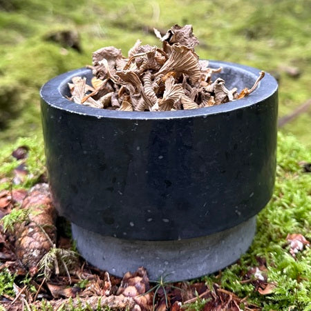 Kuivattu suppilovahvero sieniruokiin.