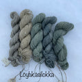 Löyhkäsilokalla värjättyjä lankoja.