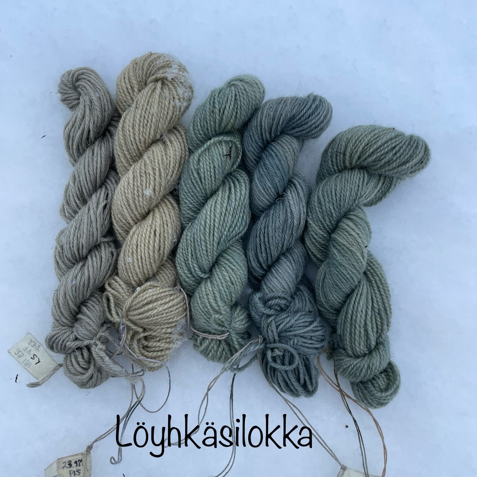 Löyhkäsilokalla värjättyjä lankoja.