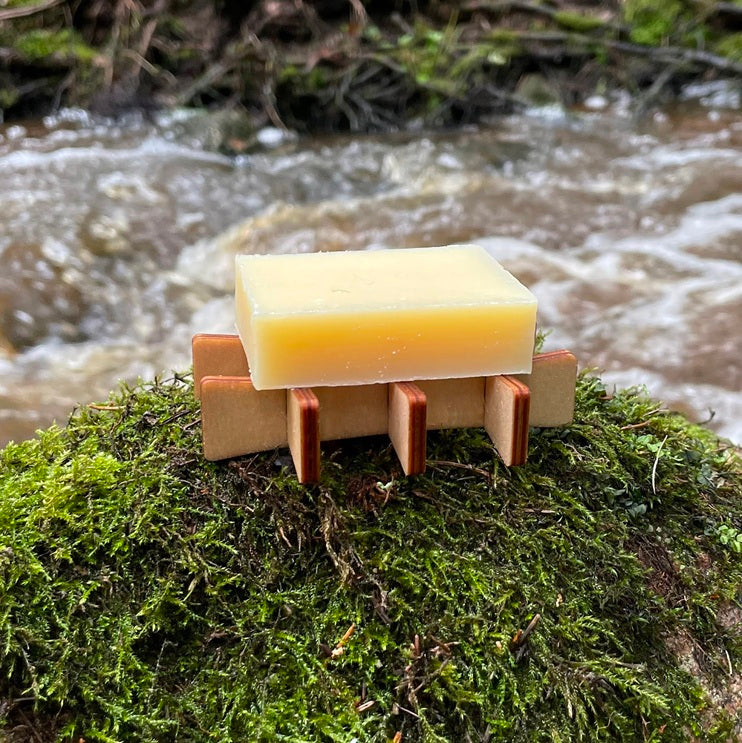 Kotimainen koivusta valmistettu saippua-alusta saippualla.