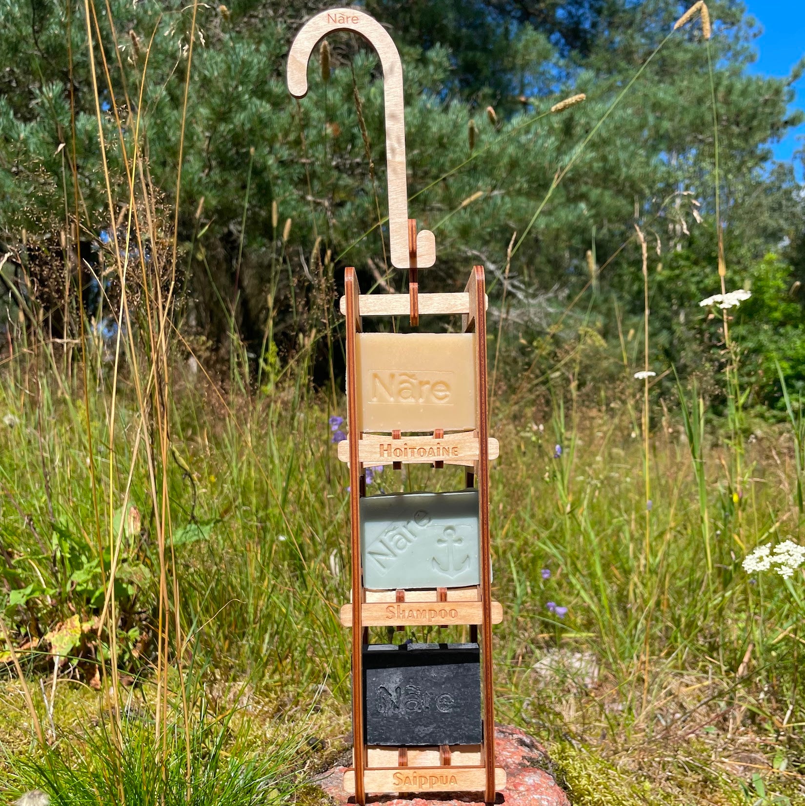 Saippua-alunen kolmella lokerolla palasaippuoille ja shampoille.